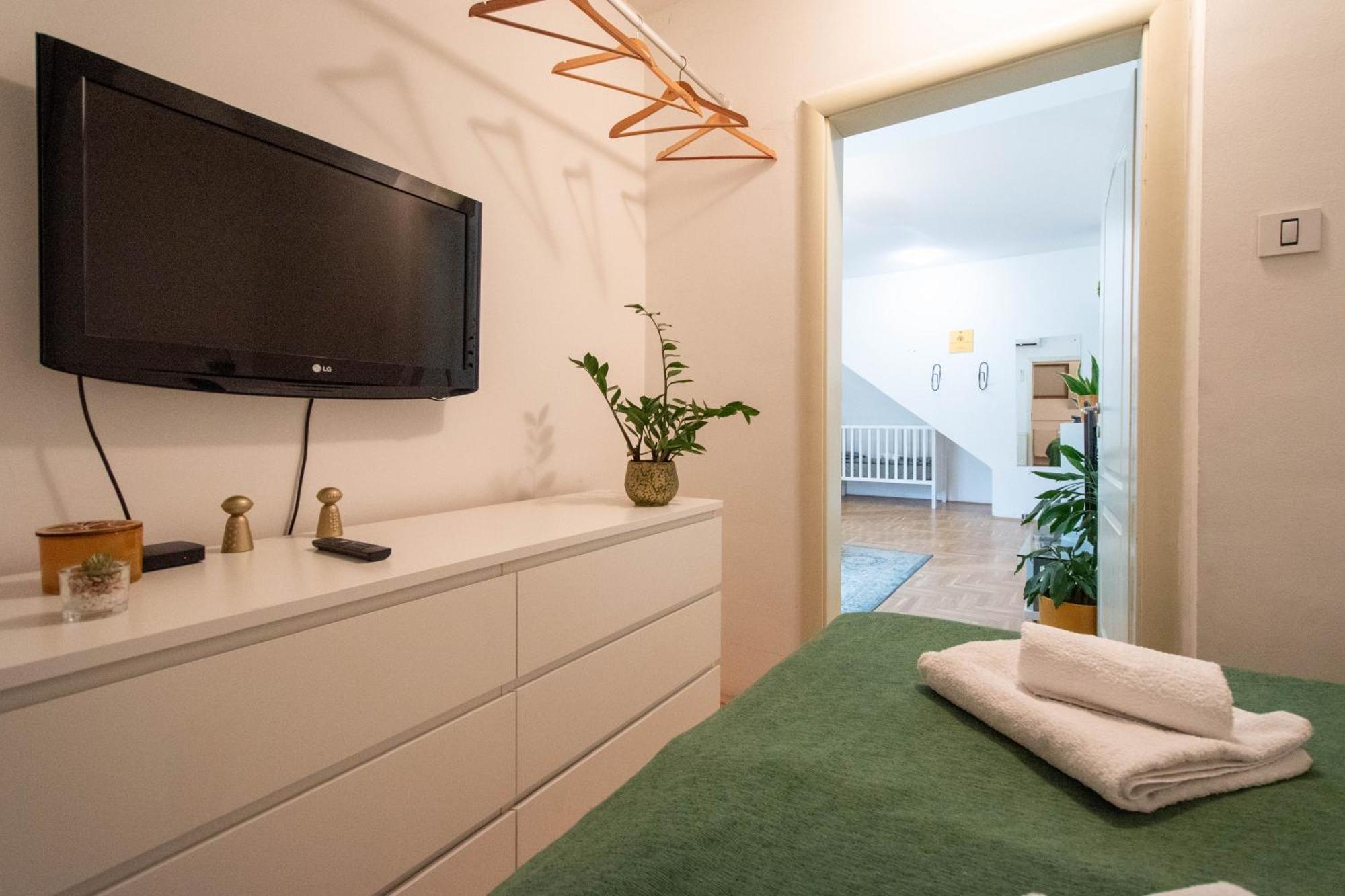 Spacious 1-Bedroom Apartment โนวีซาด ภายนอก รูปภาพ